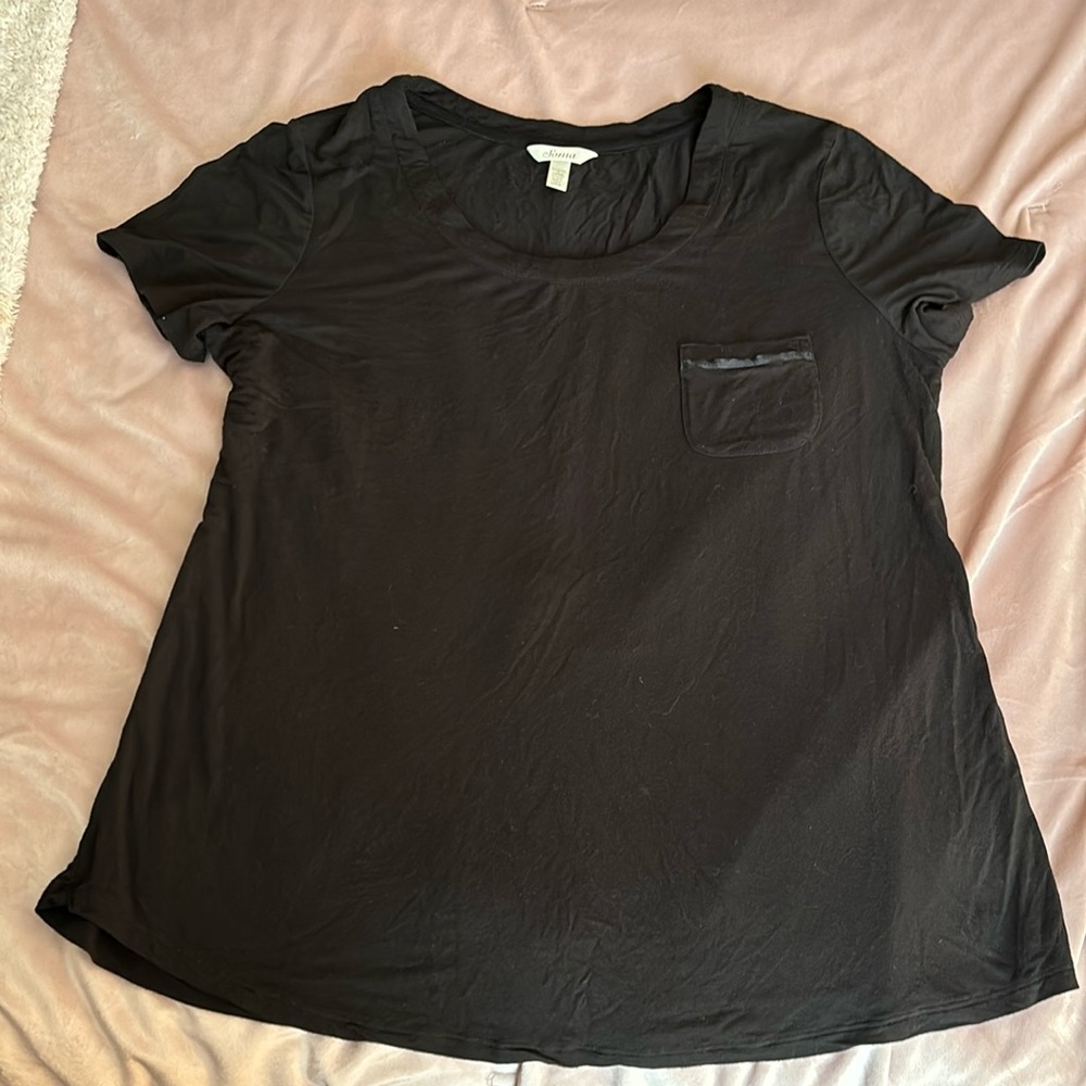 Women’s Soma short sleeve sleep top. 🖤